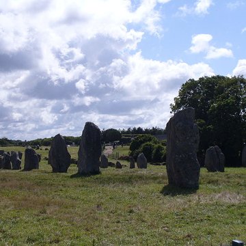Six menhirs de lenceinte du Ménec