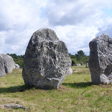 Six menhirs de lenceinte du Ménec