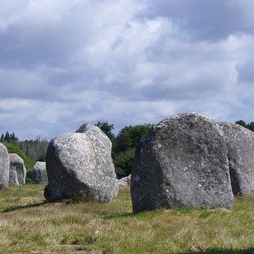 Six menhirs de lenceinte du Ménec