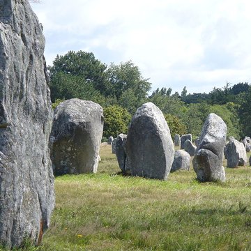 Six menhirs de lenceinte du Ménec