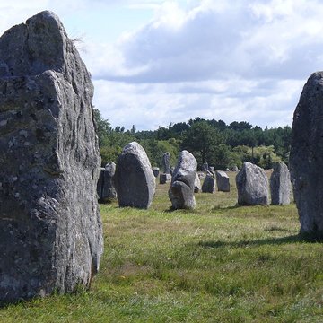 Six menhirs de lenceinte du Ménec