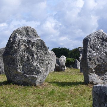 Six menhirs de lenceinte du Ménec