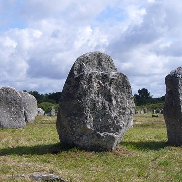 Six menhirs de lenceinte du Ménec