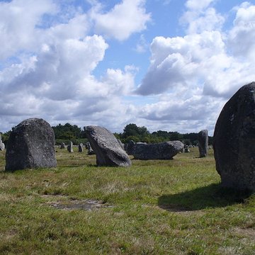 Six menhirs de lenceinte du Ménec