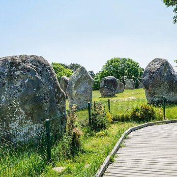 Six menhirs de lenceinte du Ménec