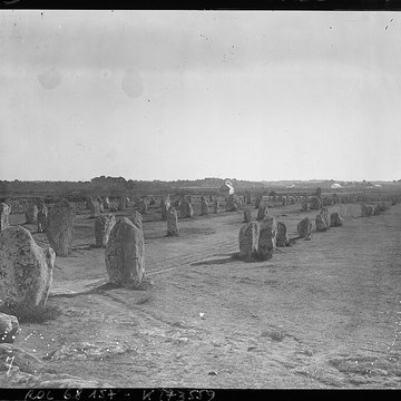 Six menhirs de lenceinte du Ménec