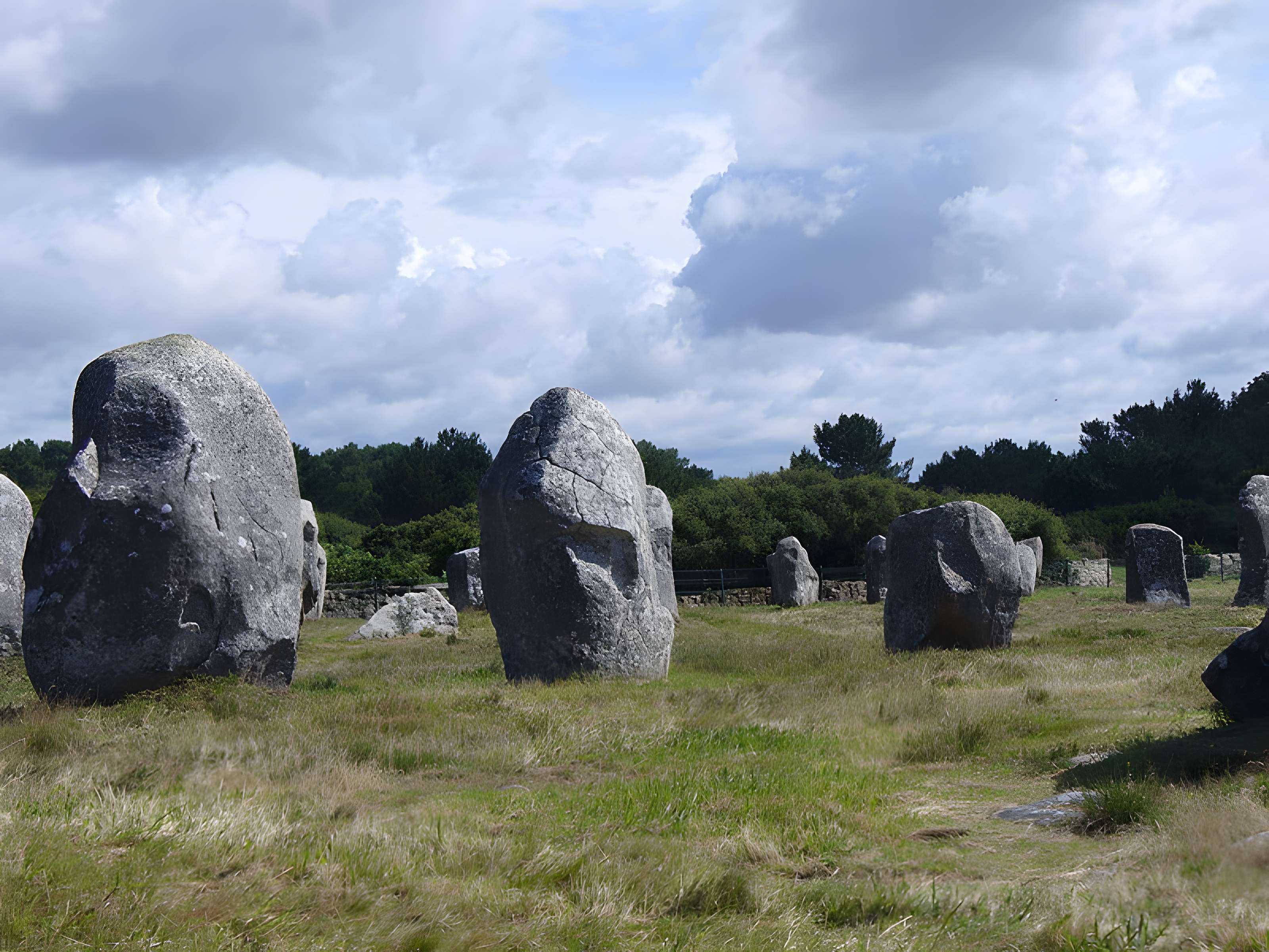 Six menhirs de l'enceinte du Ménec