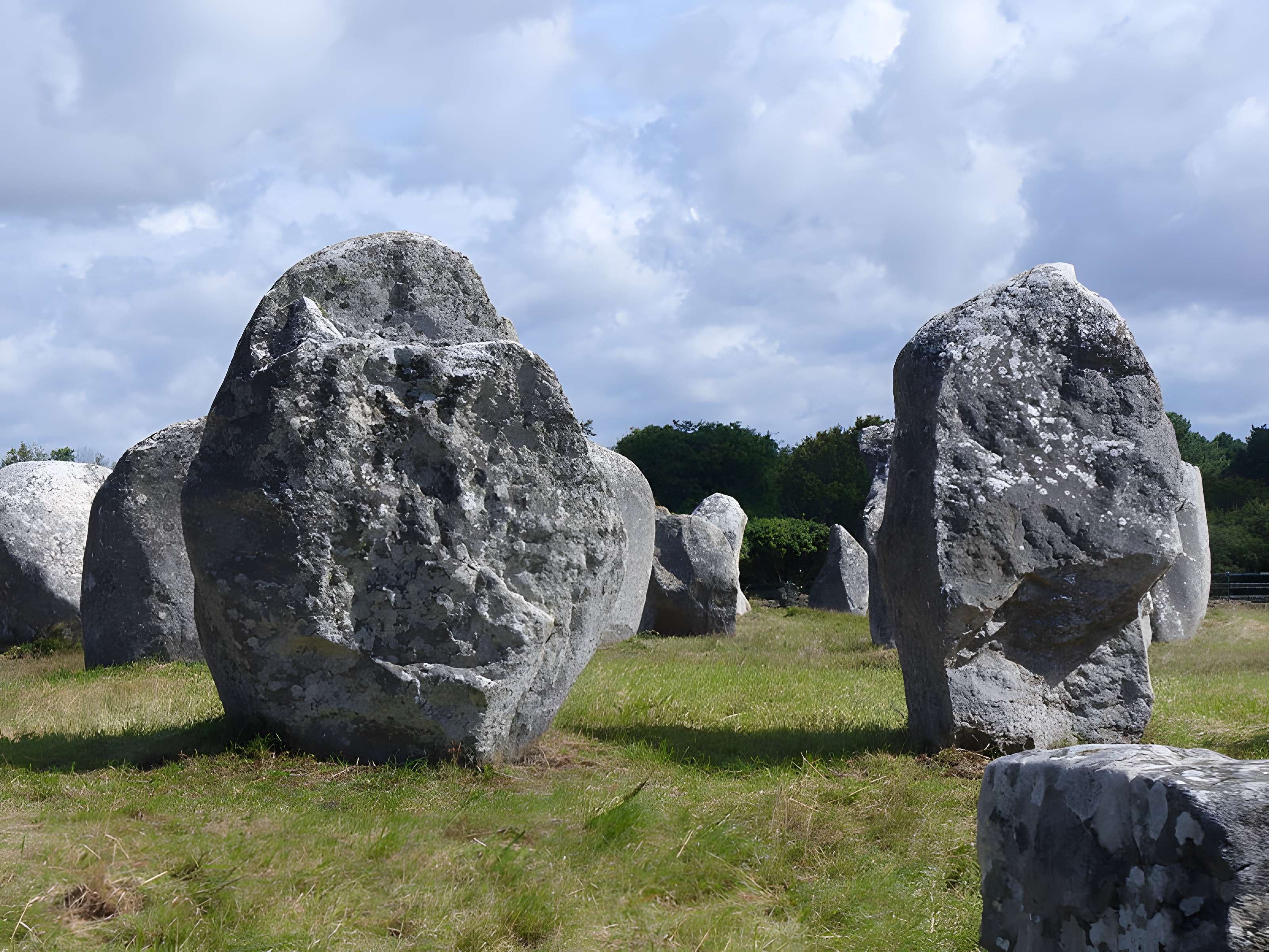 Six menhirs de l'enceinte du Ménec
