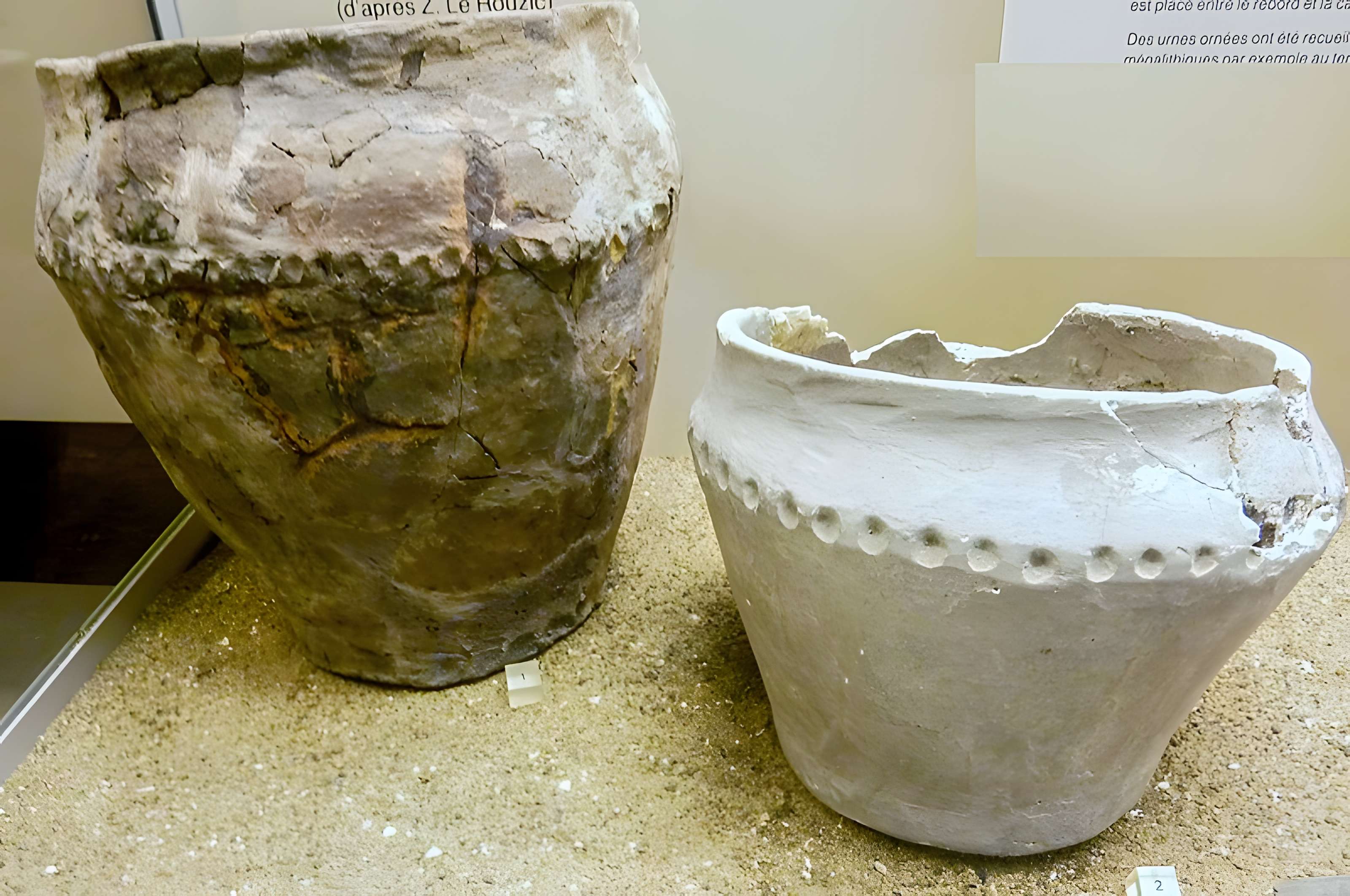 Tertre tumulaire et menhir debout