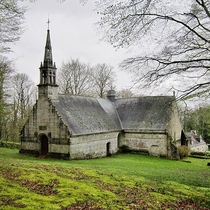 Photo de Chapelle Notre-Dame-de-Manéguen et fontaine