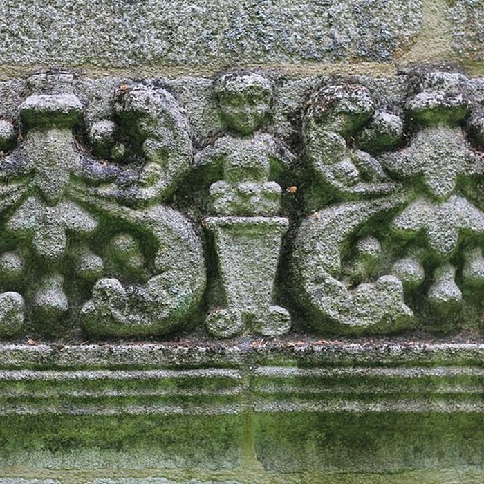Photo de Chapelle Notre-Dame-de-Manéguen et fontaine