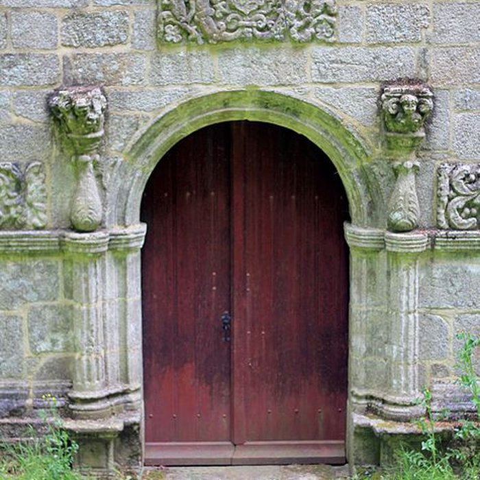 Photo de Chapelle Notre-Dame-de-Manéguen et fontaine
