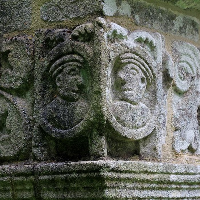Photo de Chapelle Notre-Dame-de-Manéguen et fontaine