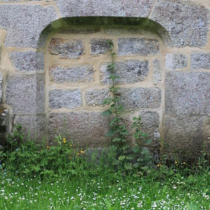 Photo de Chapelle Notre-Dame-de-Manéguen et fontaine