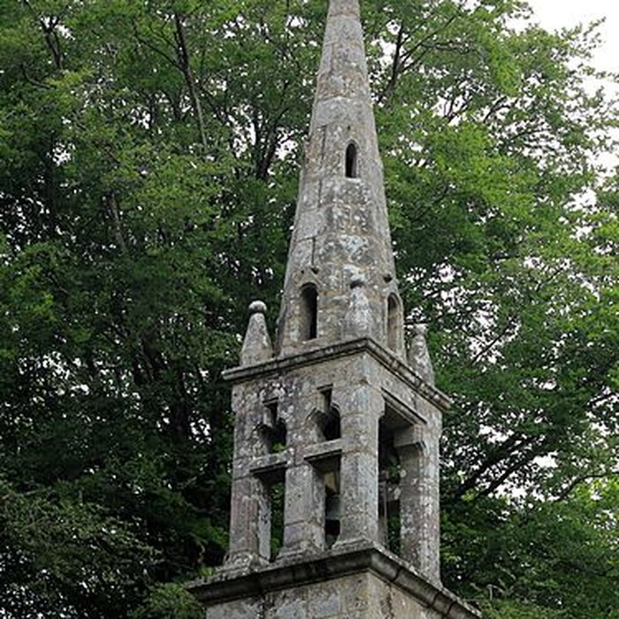 Photo de Chapelle Notre-Dame-de-Manéguen et fontaine