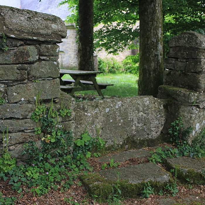 Photo de Chapelle Notre-Dame-de-Manéguen et fontaine