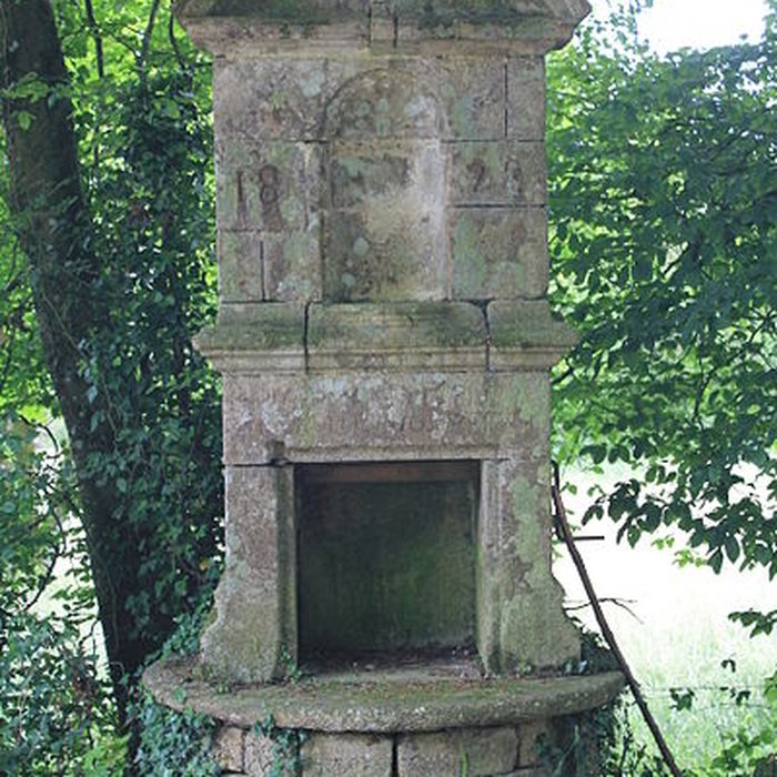 Photo de Chapelle Notre-Dame-de-Manéguen et fontaine