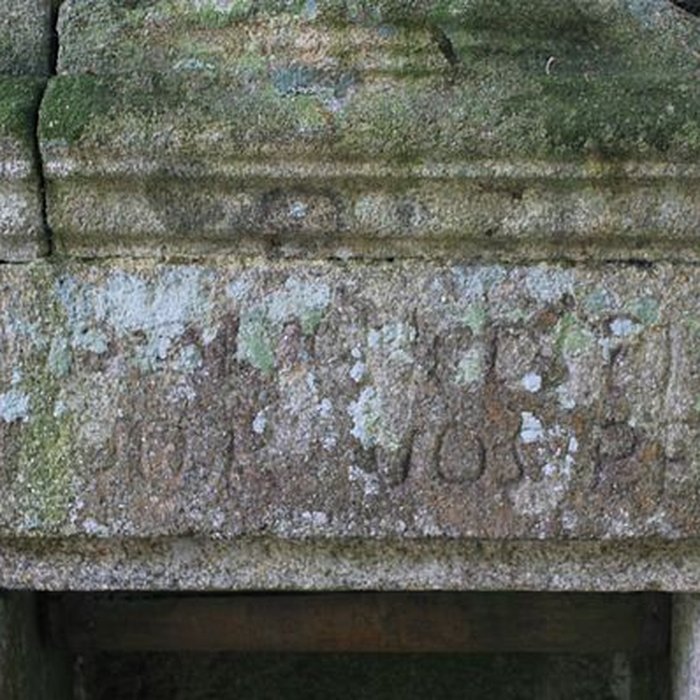 Photo de Chapelle Notre-Dame-de-Manéguen et fontaine