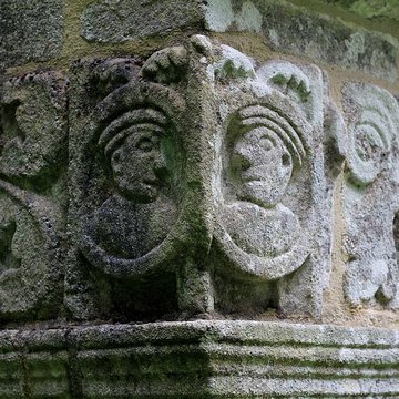 Chapelle Notre-Dame-de-Manéguen et fontaine
