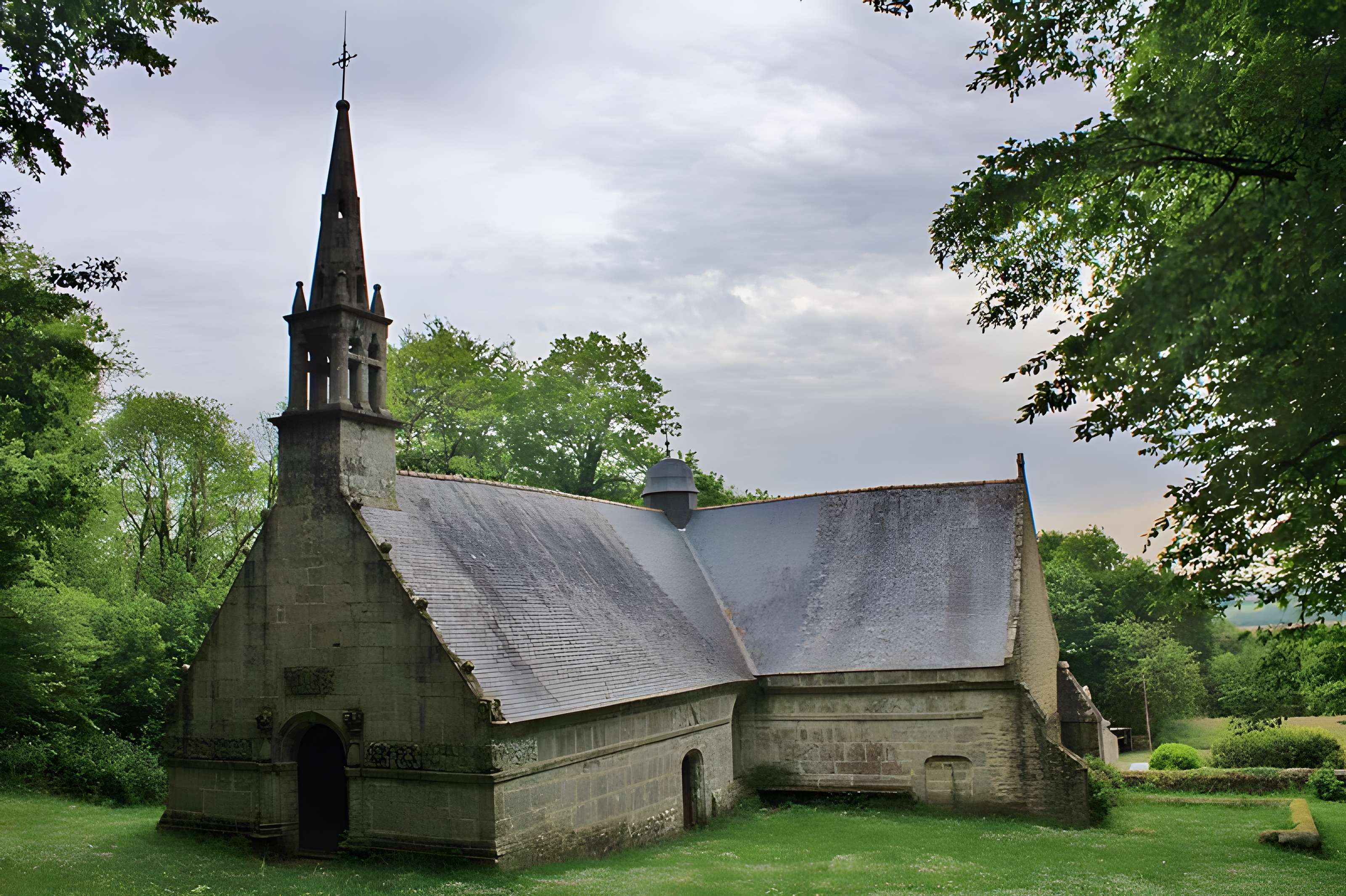 Chapelle Notre-Dame-de-Manéguen et fontaine