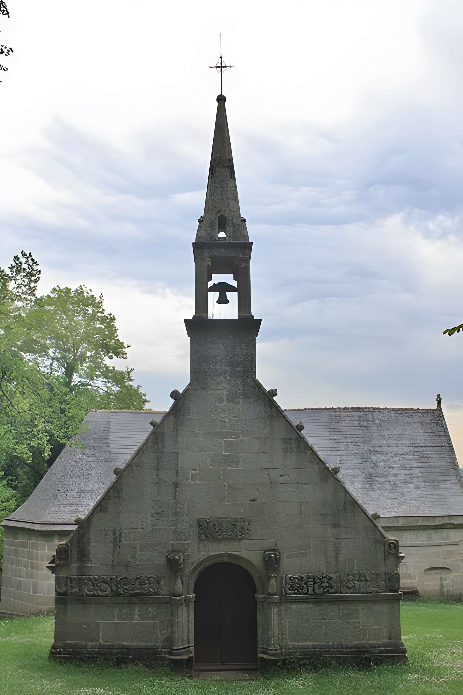 Chapelle Notre-Dame-de-Manéguen et fontaine