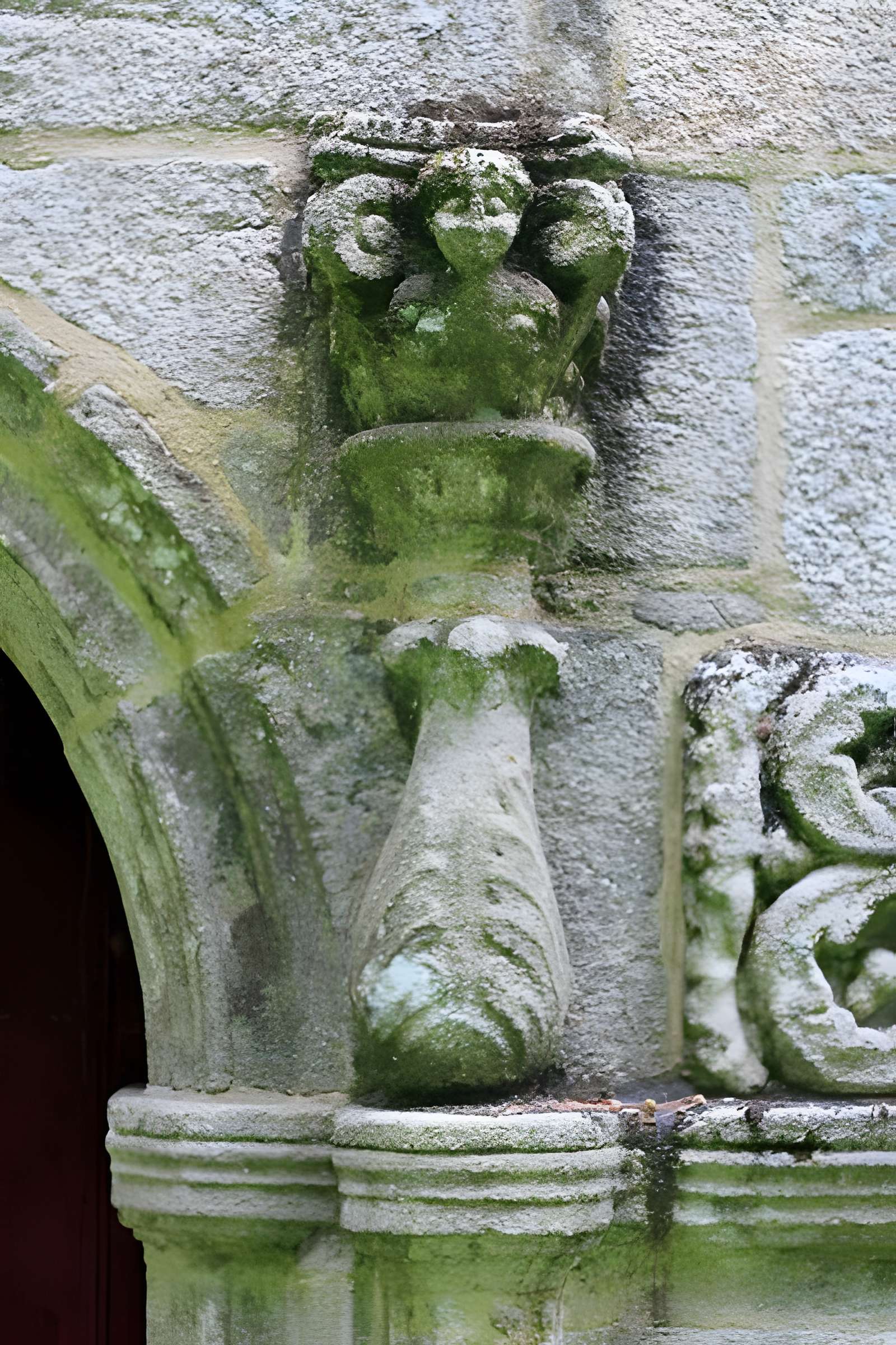 Chapelle Notre-Dame-de-Manéguen et fontaine