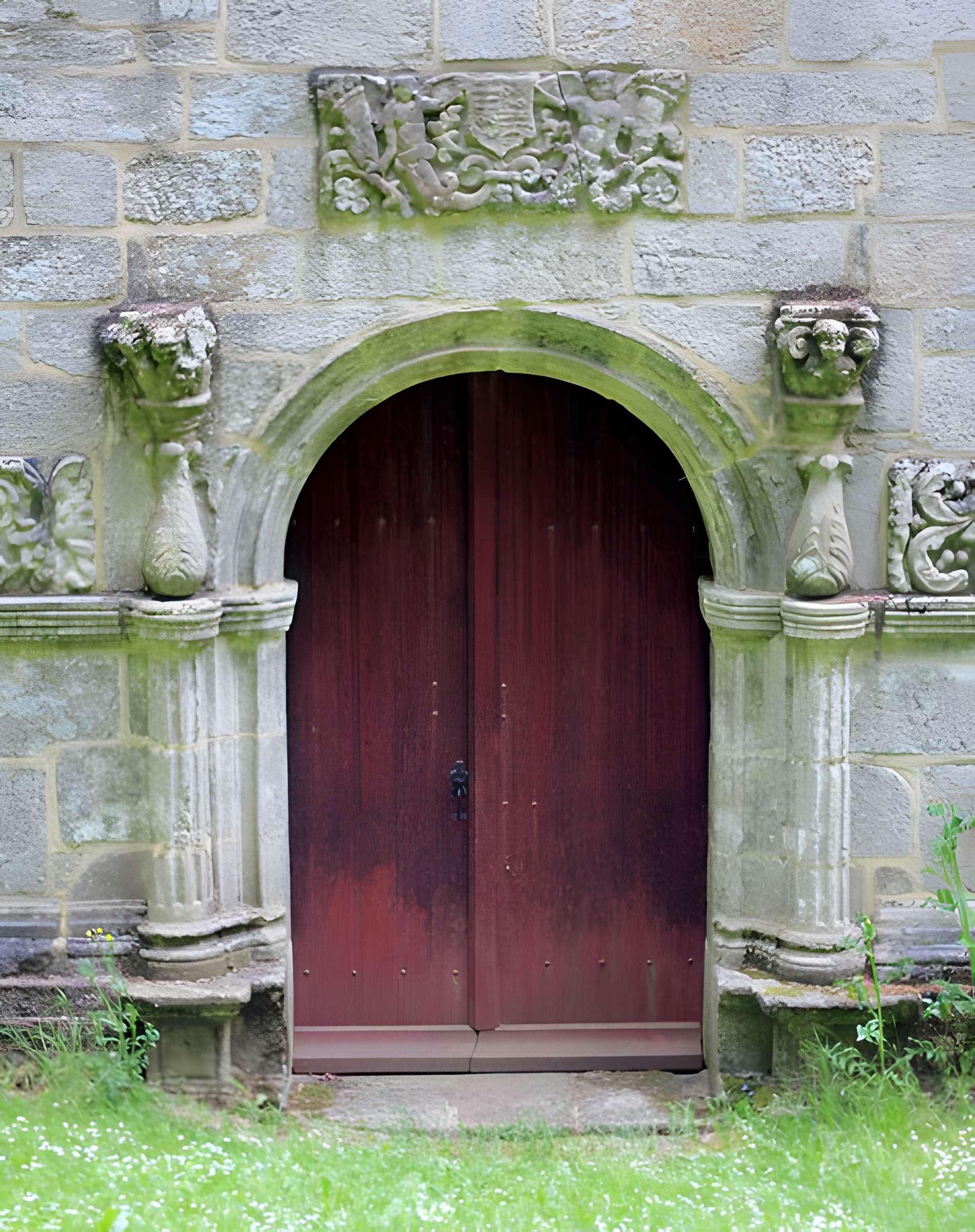 Chapelle Notre-Dame-de-Manéguen et fontaine