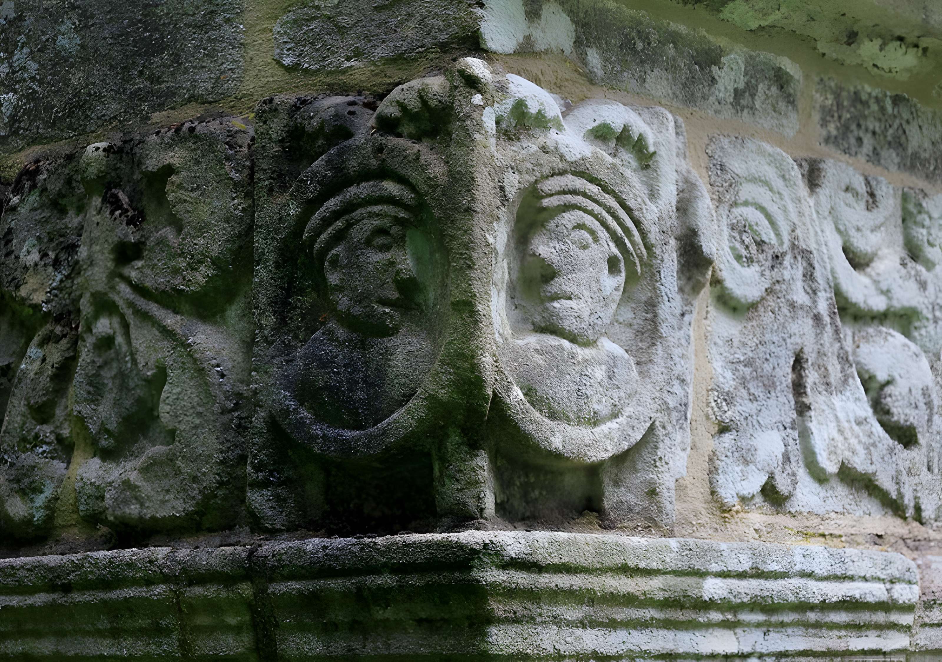 Chapelle Notre-Dame-de-Manéguen et fontaine