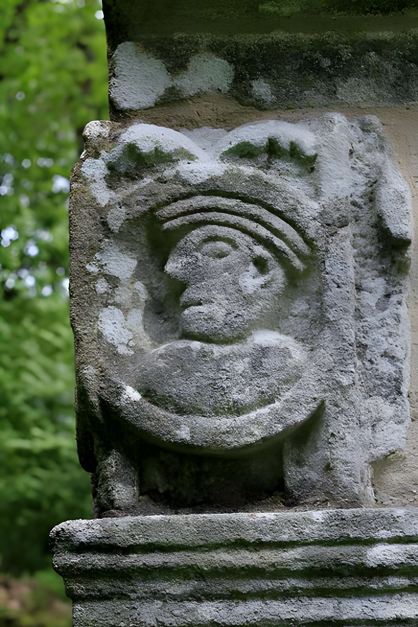 Chapelle Notre-Dame-de-Manéguen et fontaine