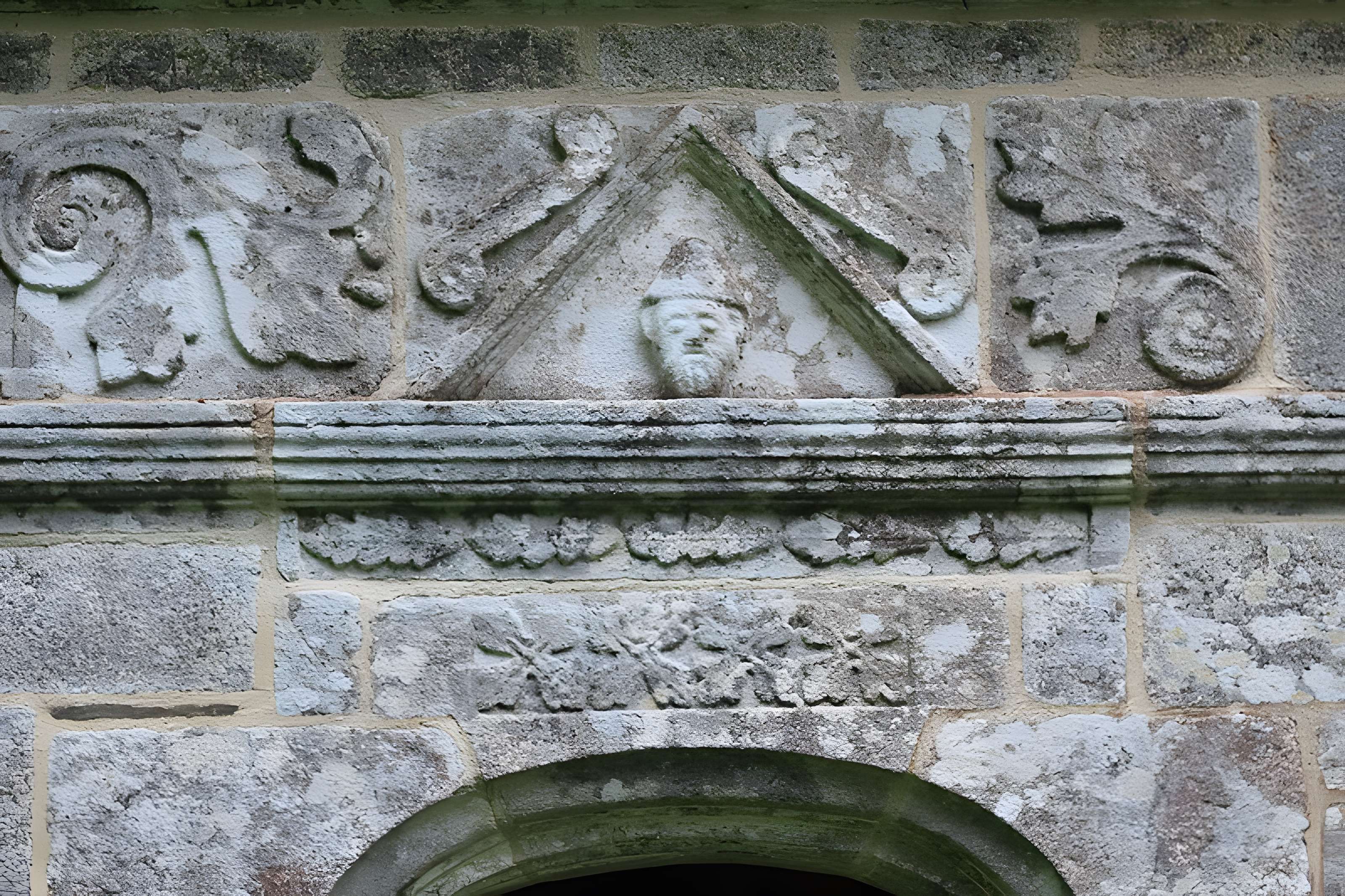 Chapelle Notre-Dame-de-Manéguen et fontaine