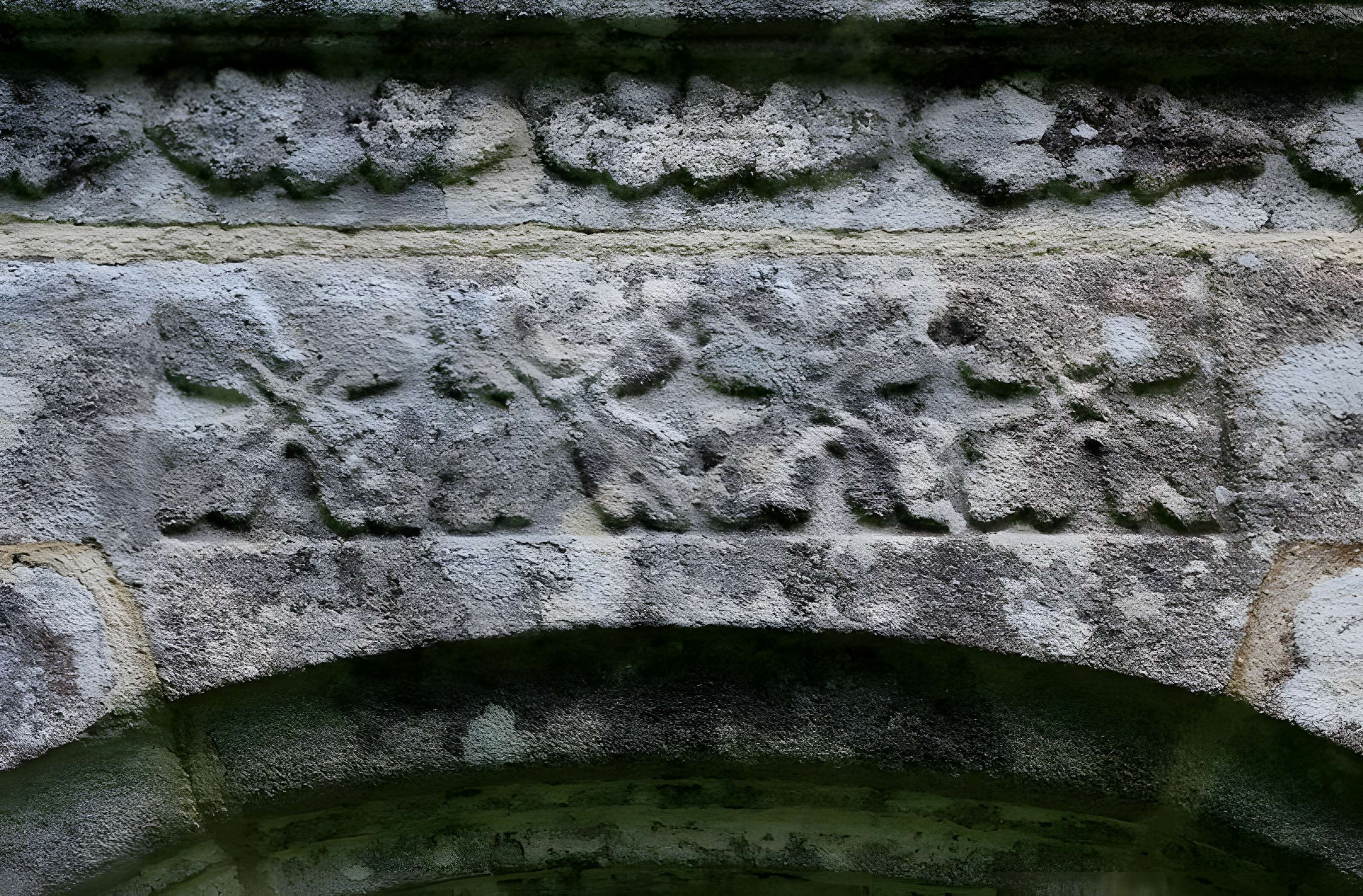 Chapelle Notre-Dame-de-Manéguen et fontaine
