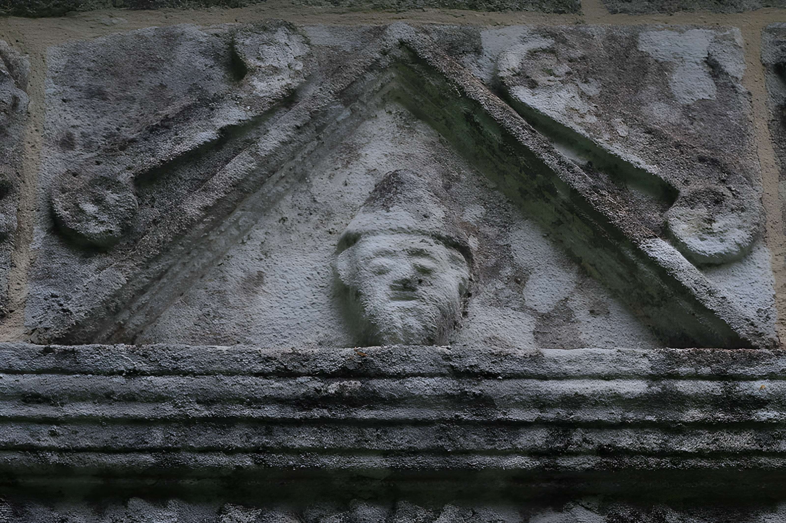 Chapelle Notre-Dame-de-Manéguen et fontaine