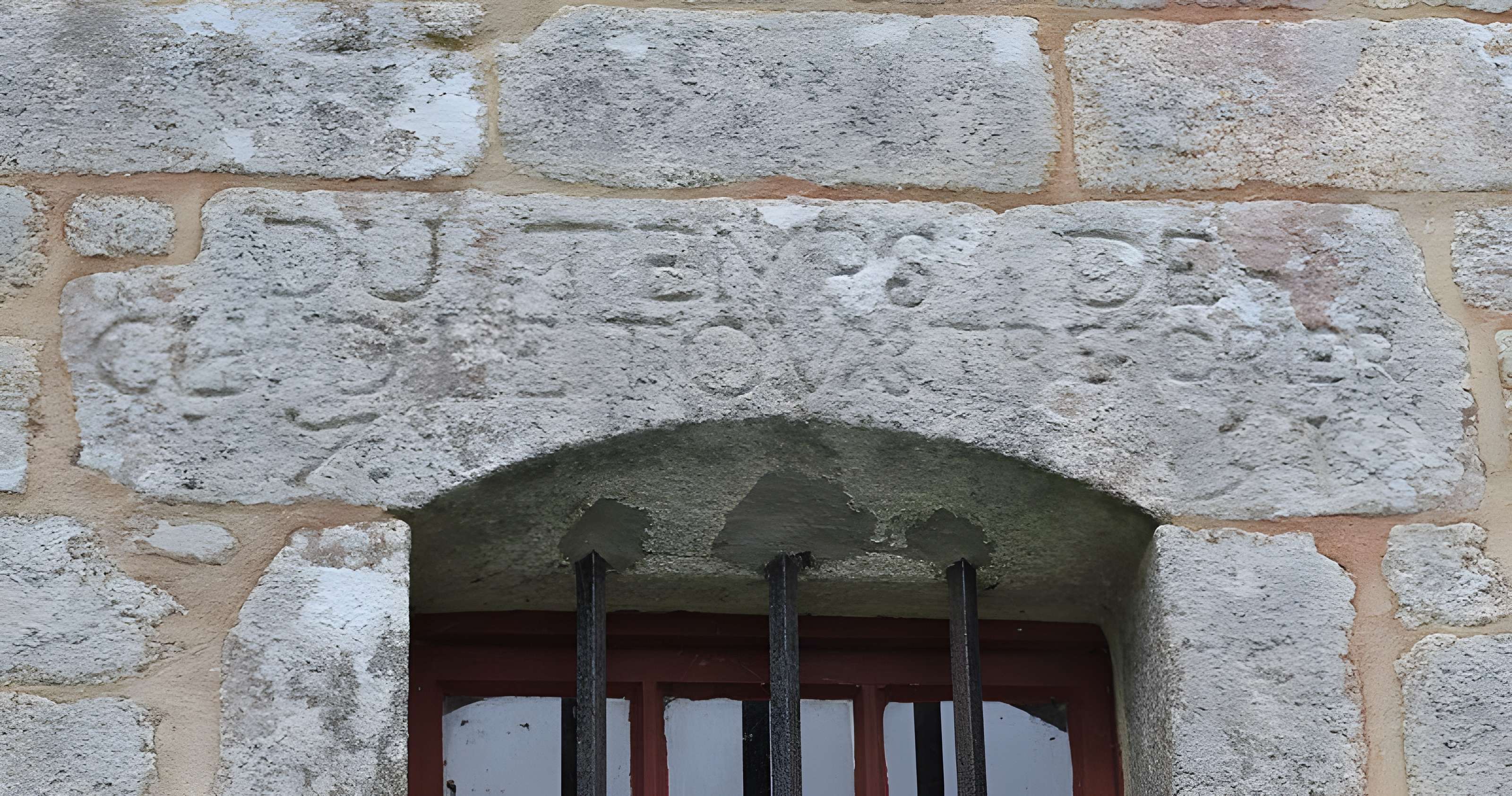 Chapelle Notre-Dame-de-Manéguen et fontaine