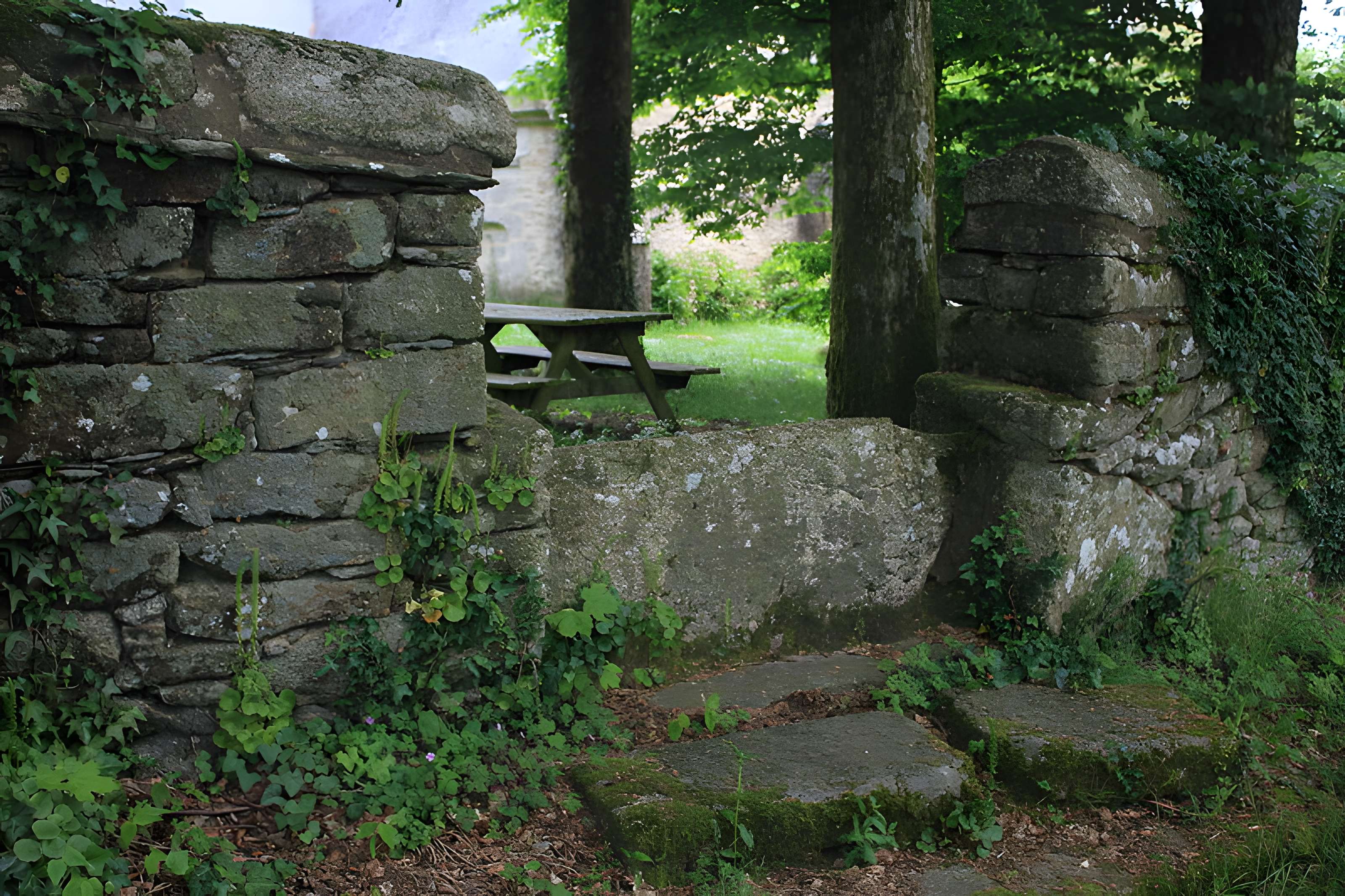 Chapelle Notre-Dame-de-Manéguen et fontaine
