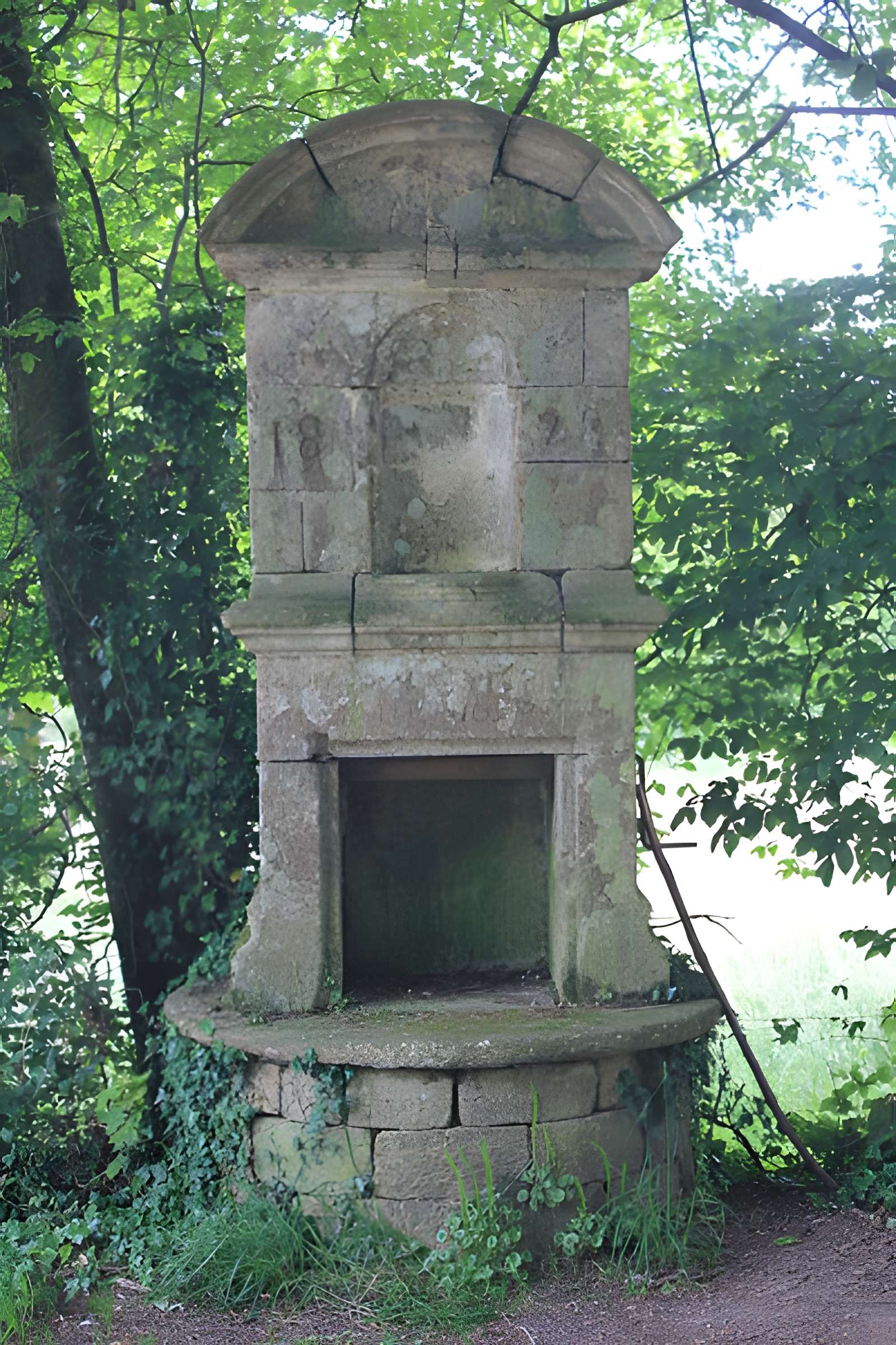 Chapelle Notre-Dame-de-Manéguen et fontaine
