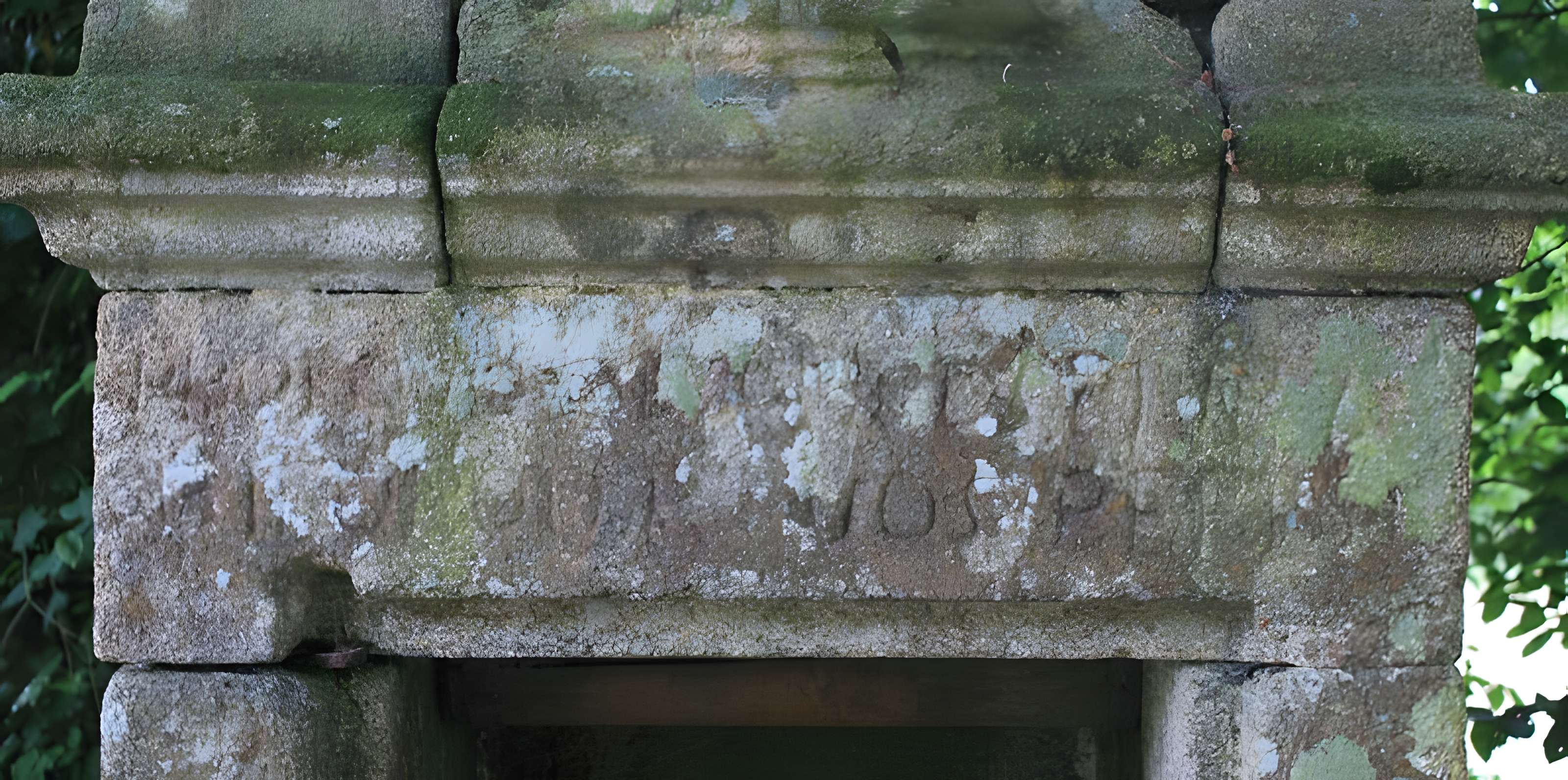 Chapelle Notre-Dame-de-Manéguen et fontaine