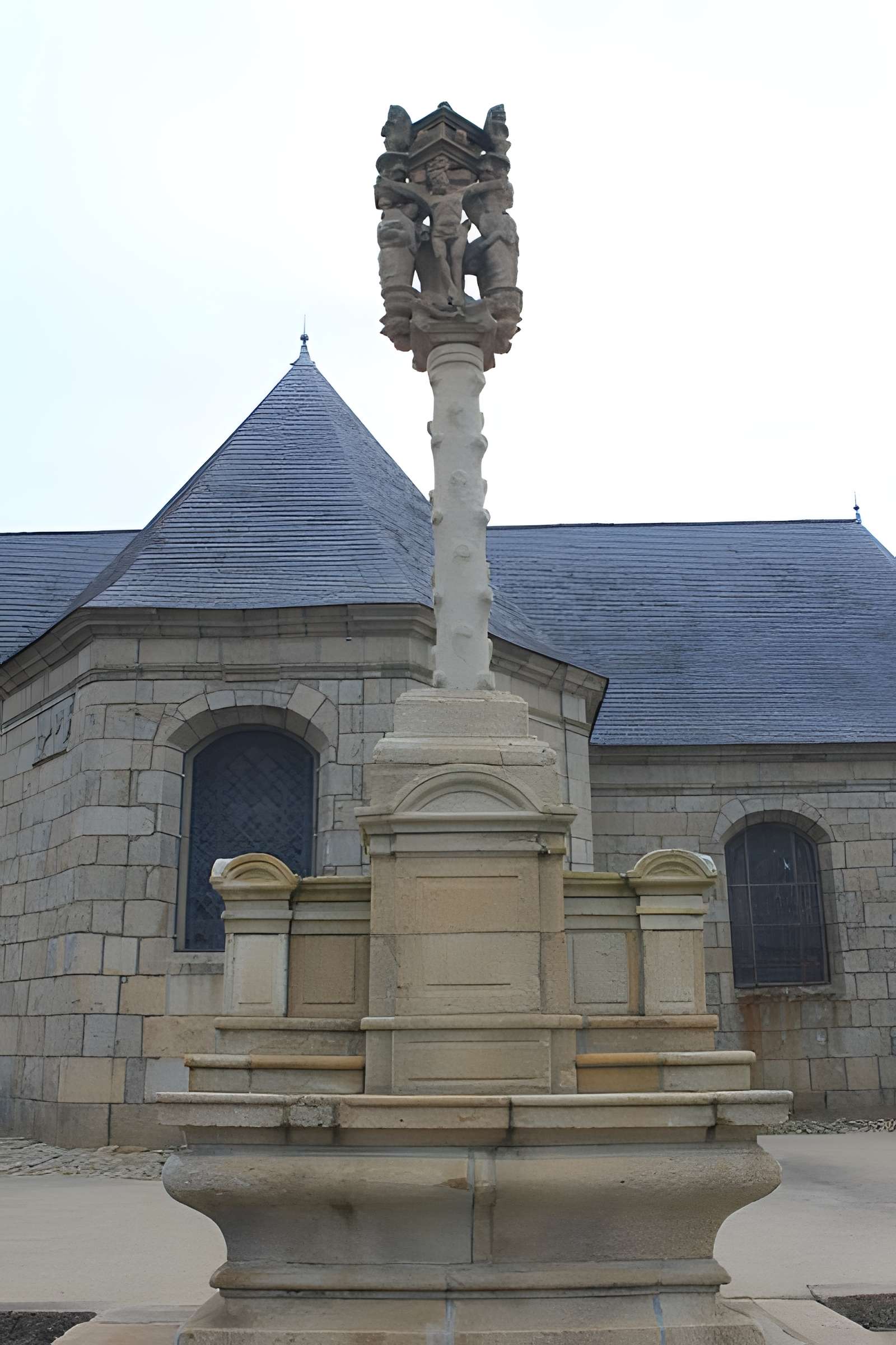 Cimetière entourant l'église