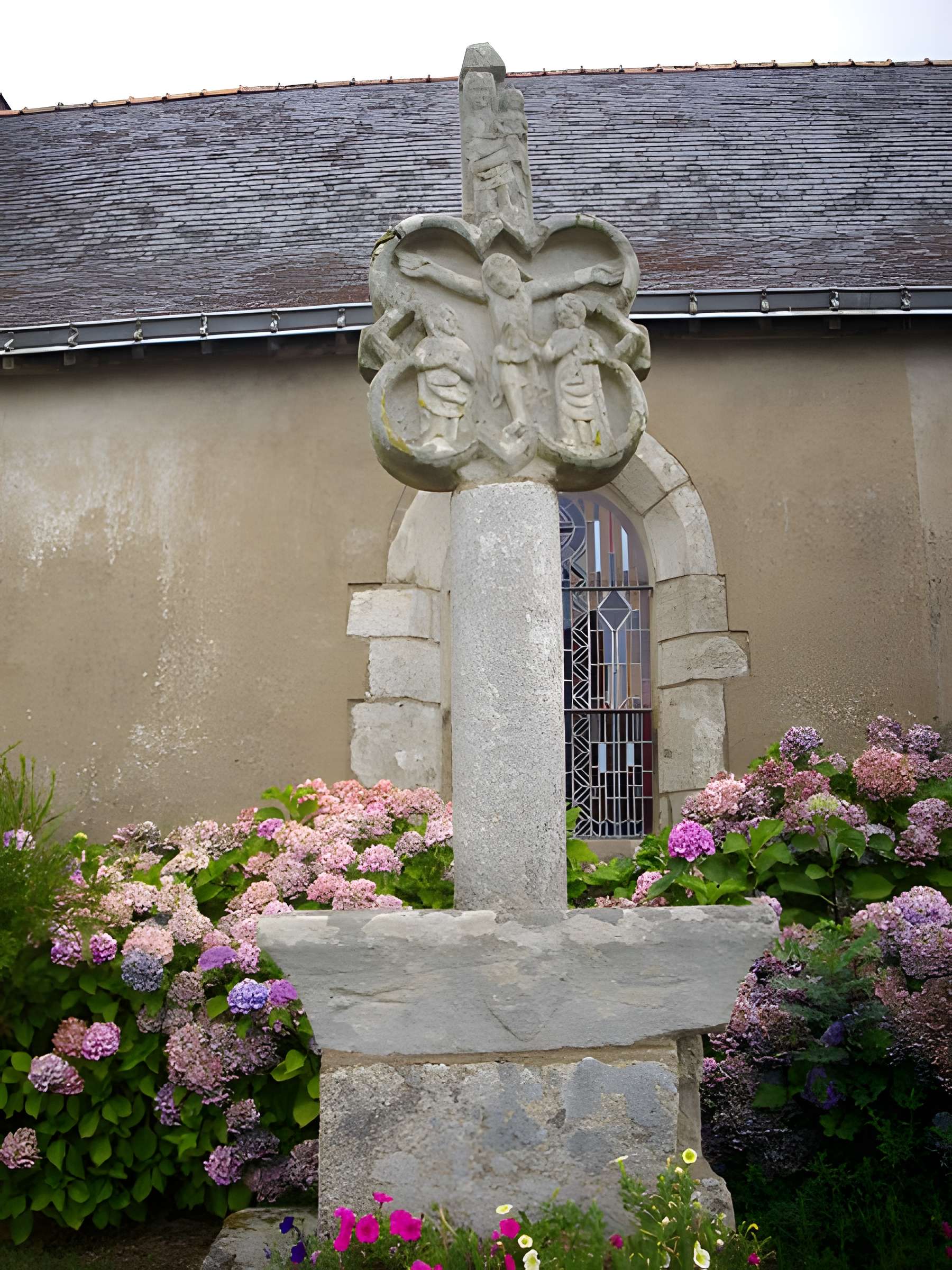 Croix derrière l'église