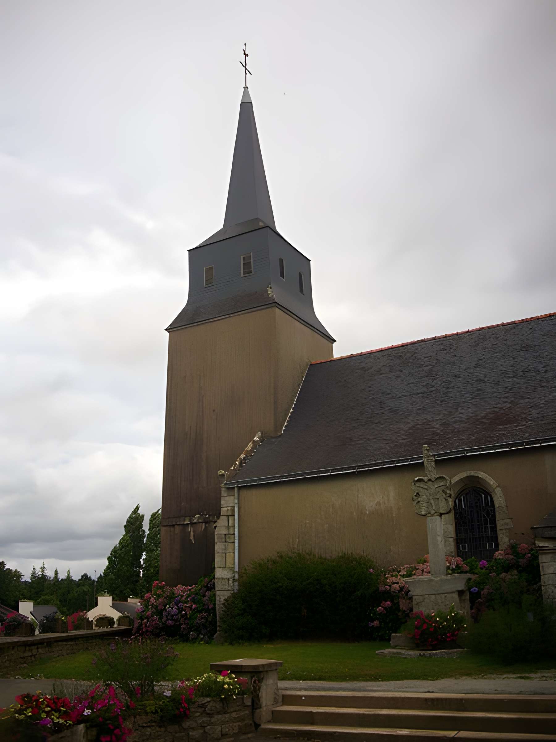 Croix derrière l'église
