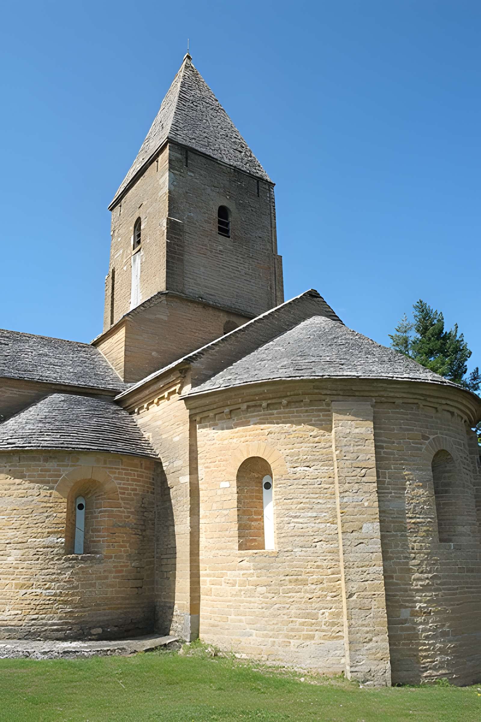 Église Saint-Pierre de Brancion