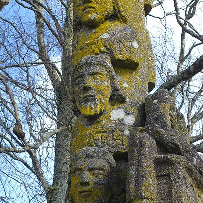 Photo de Calvaire sur socle et autel