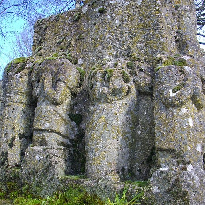 Photo de Calvaire sur socle et autel