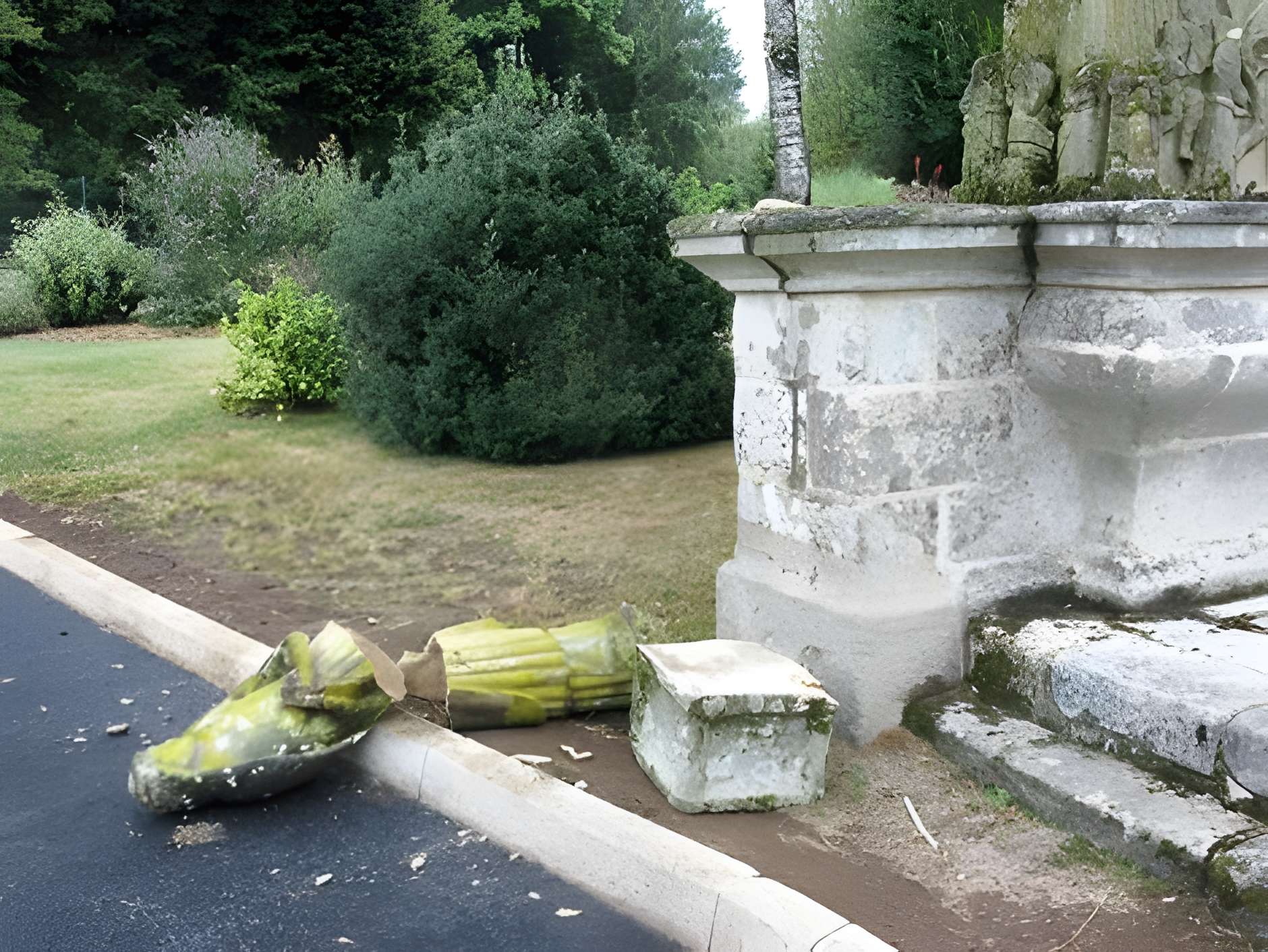 Calvaire sur socle et autel