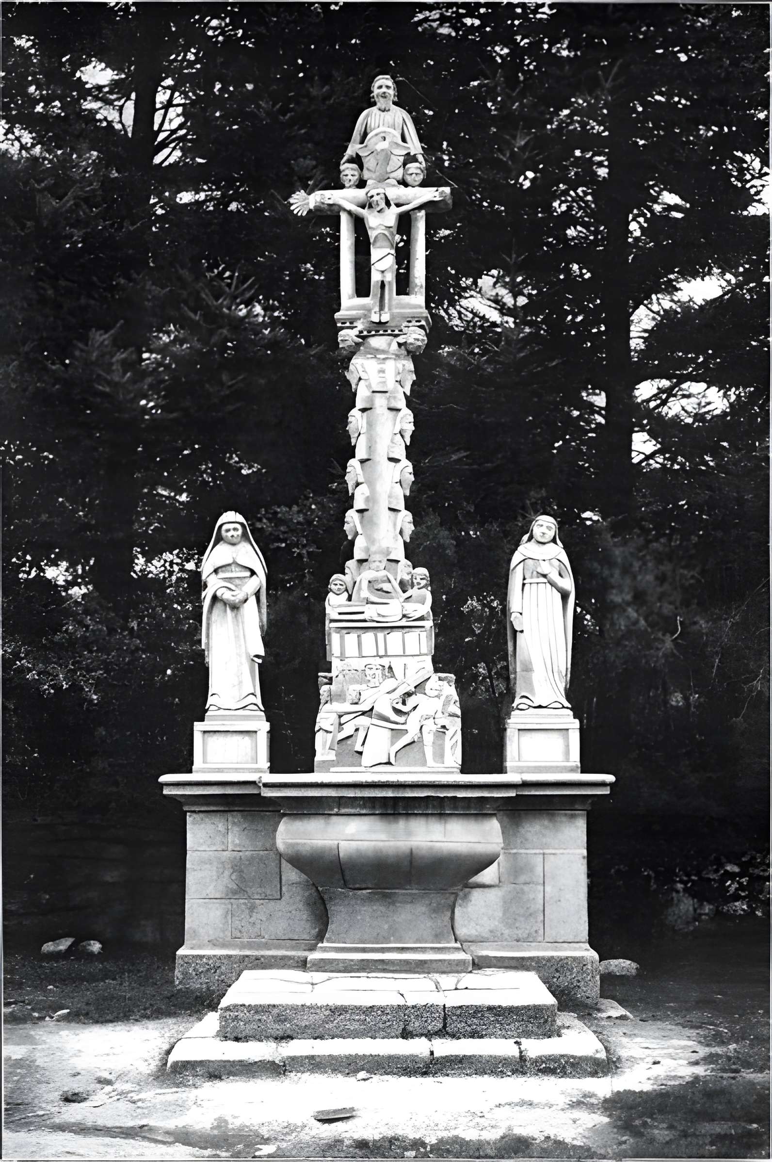 Calvaire sur socle et autel