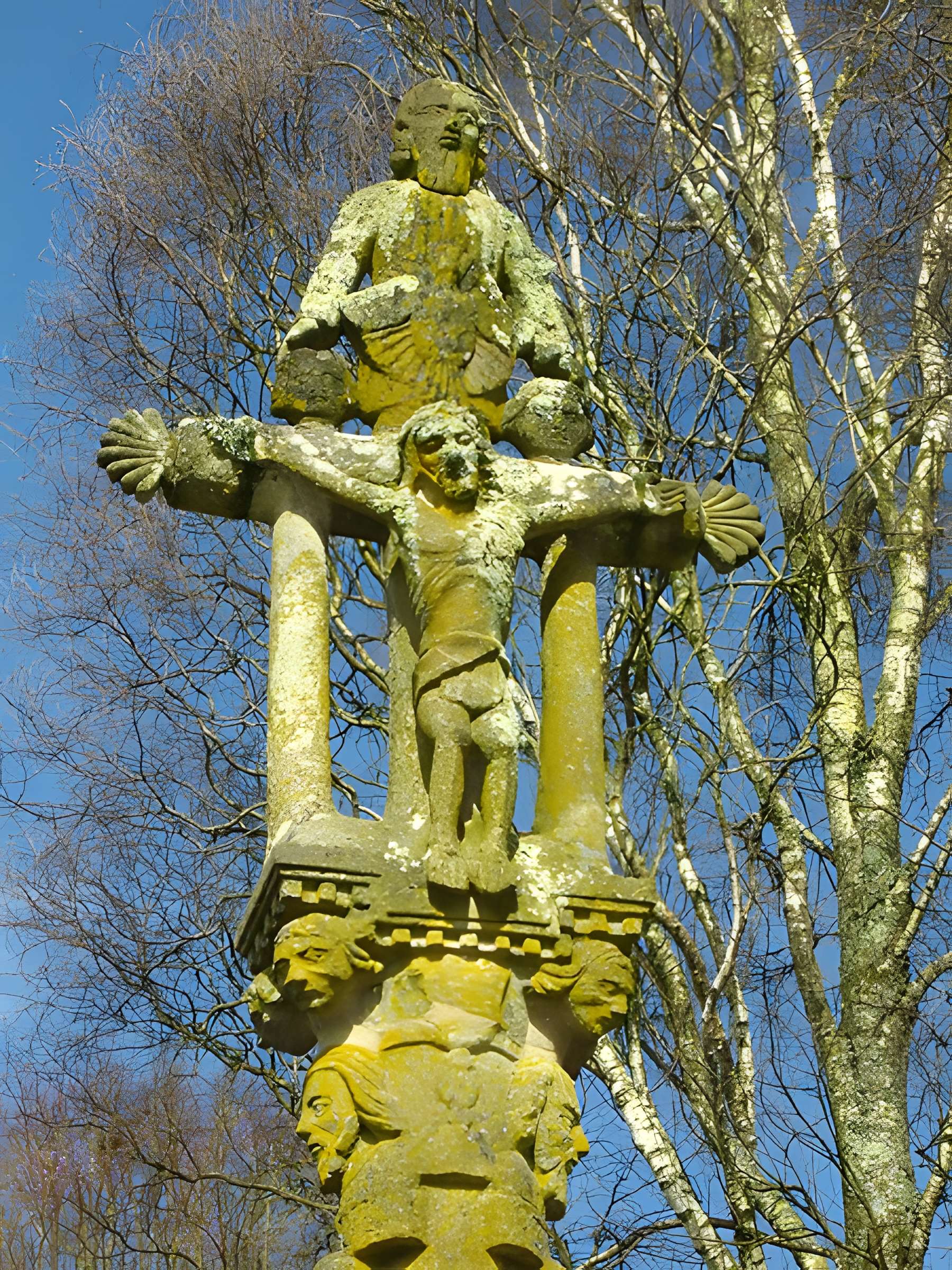 Calvaire sur socle et autel