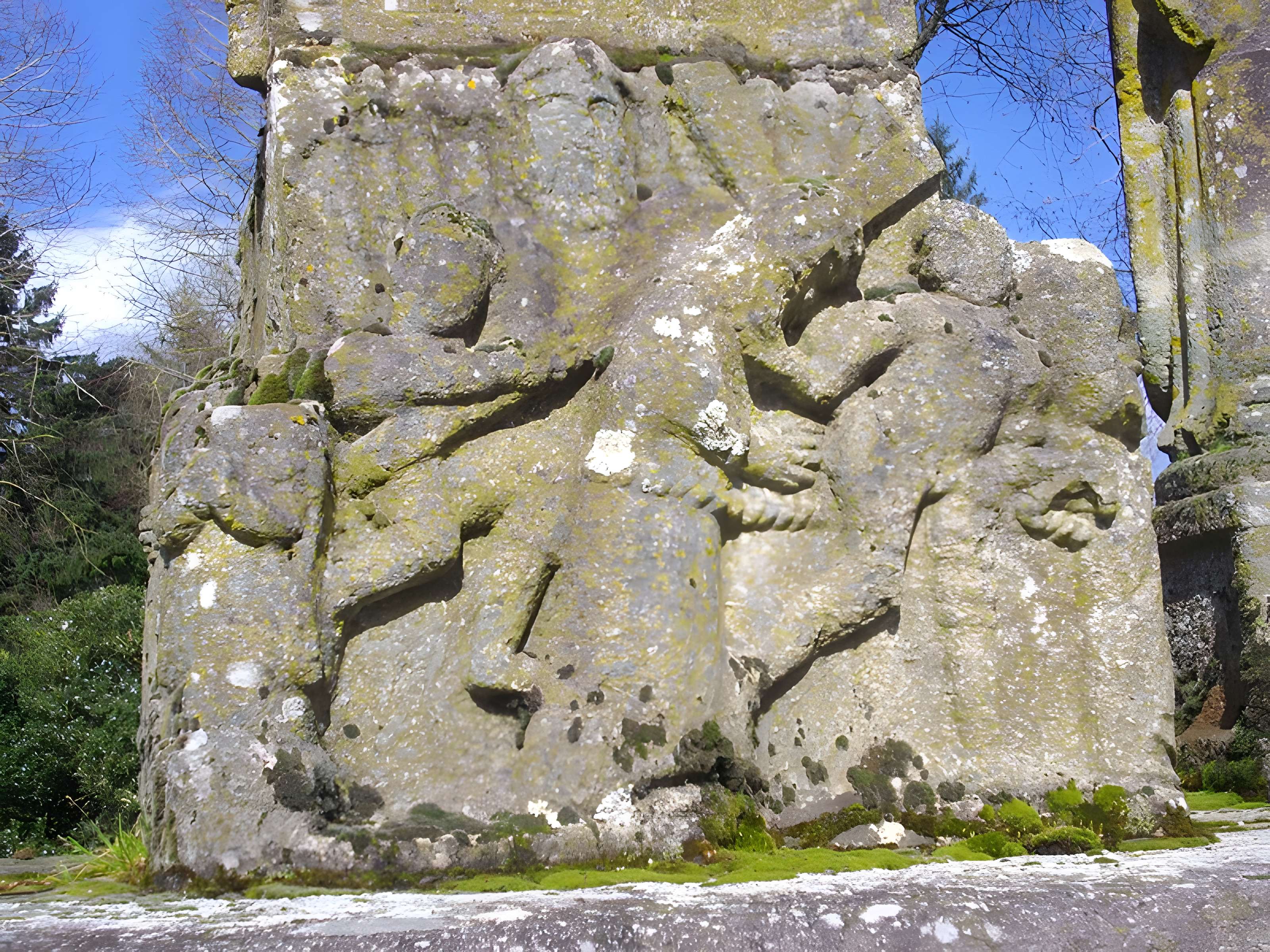 Calvaire sur socle et autel