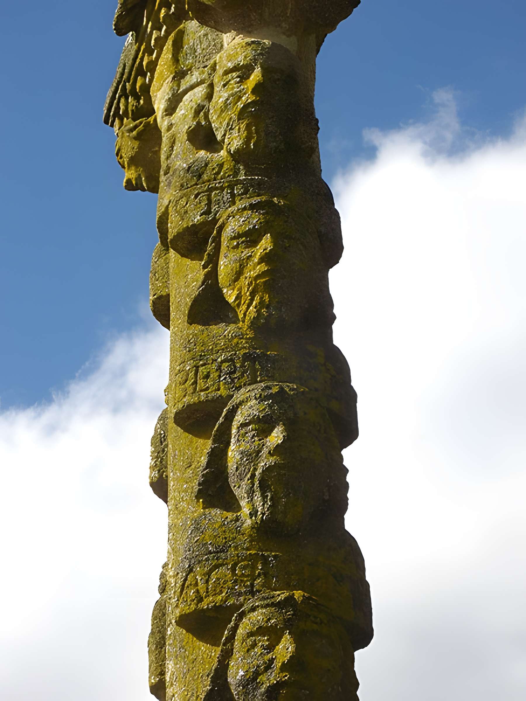 Calvaire sur socle et autel