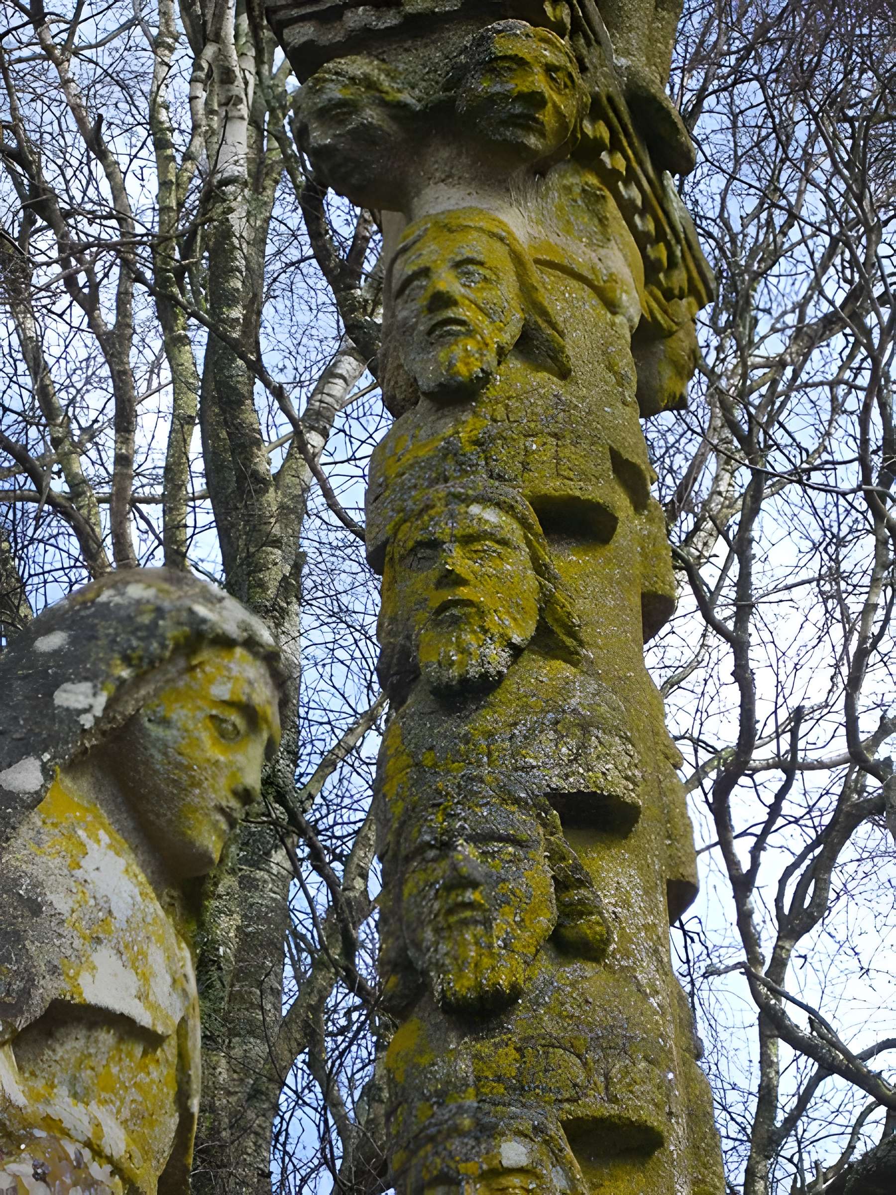 Calvaire sur socle et autel