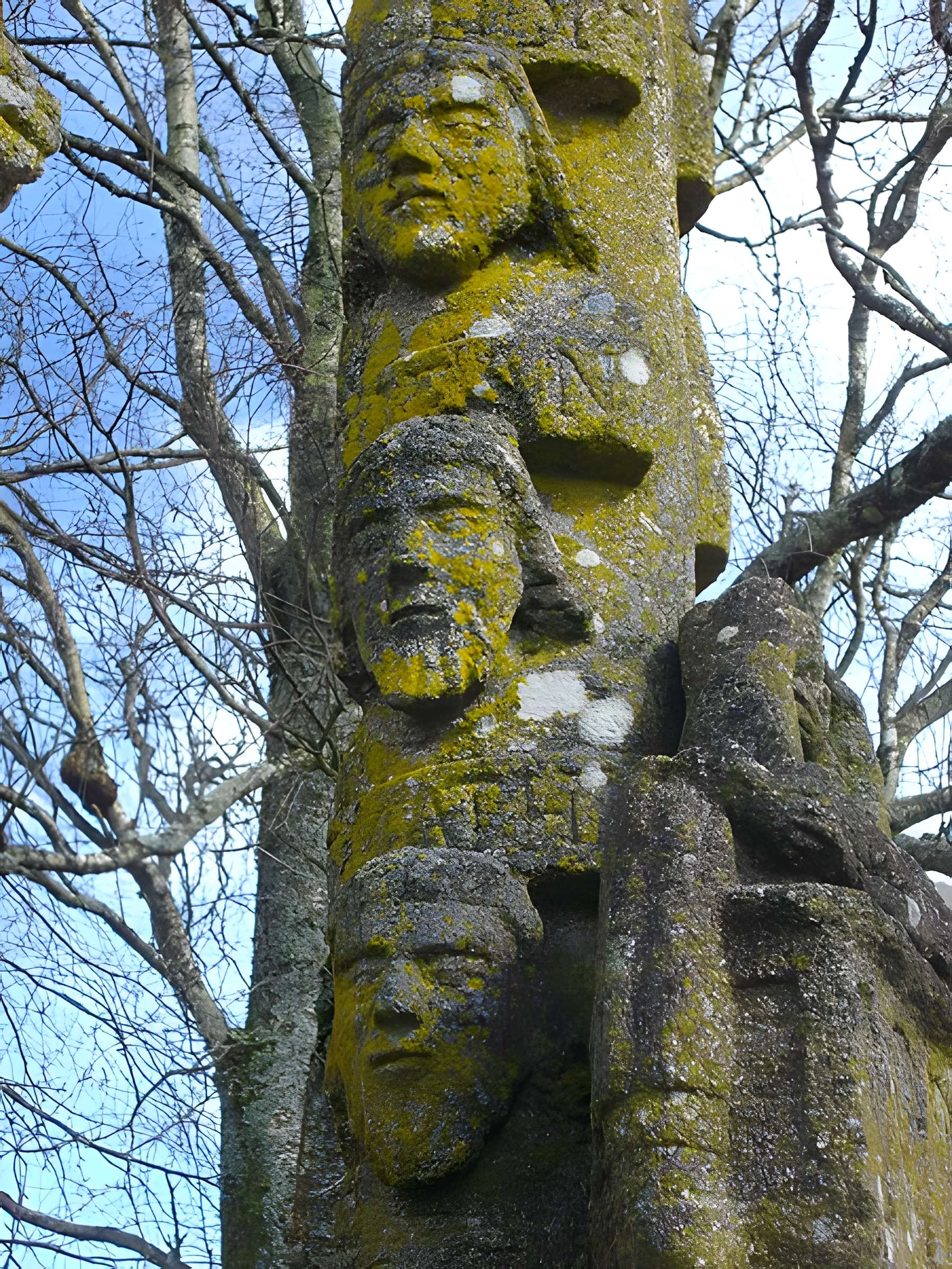 Calvaire sur socle et autel