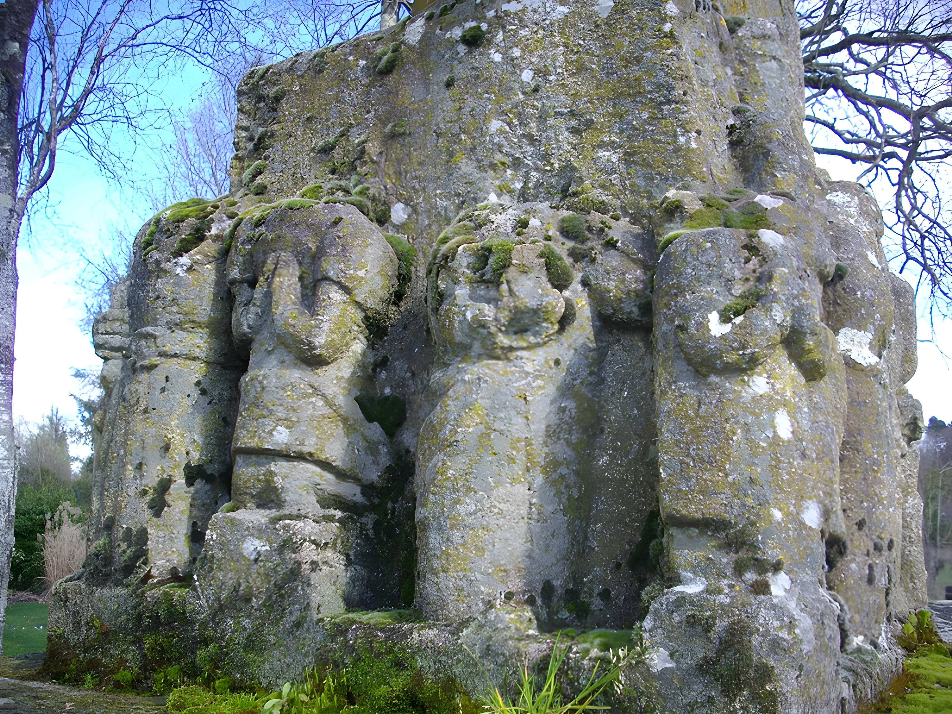 Calvaire sur socle et autel